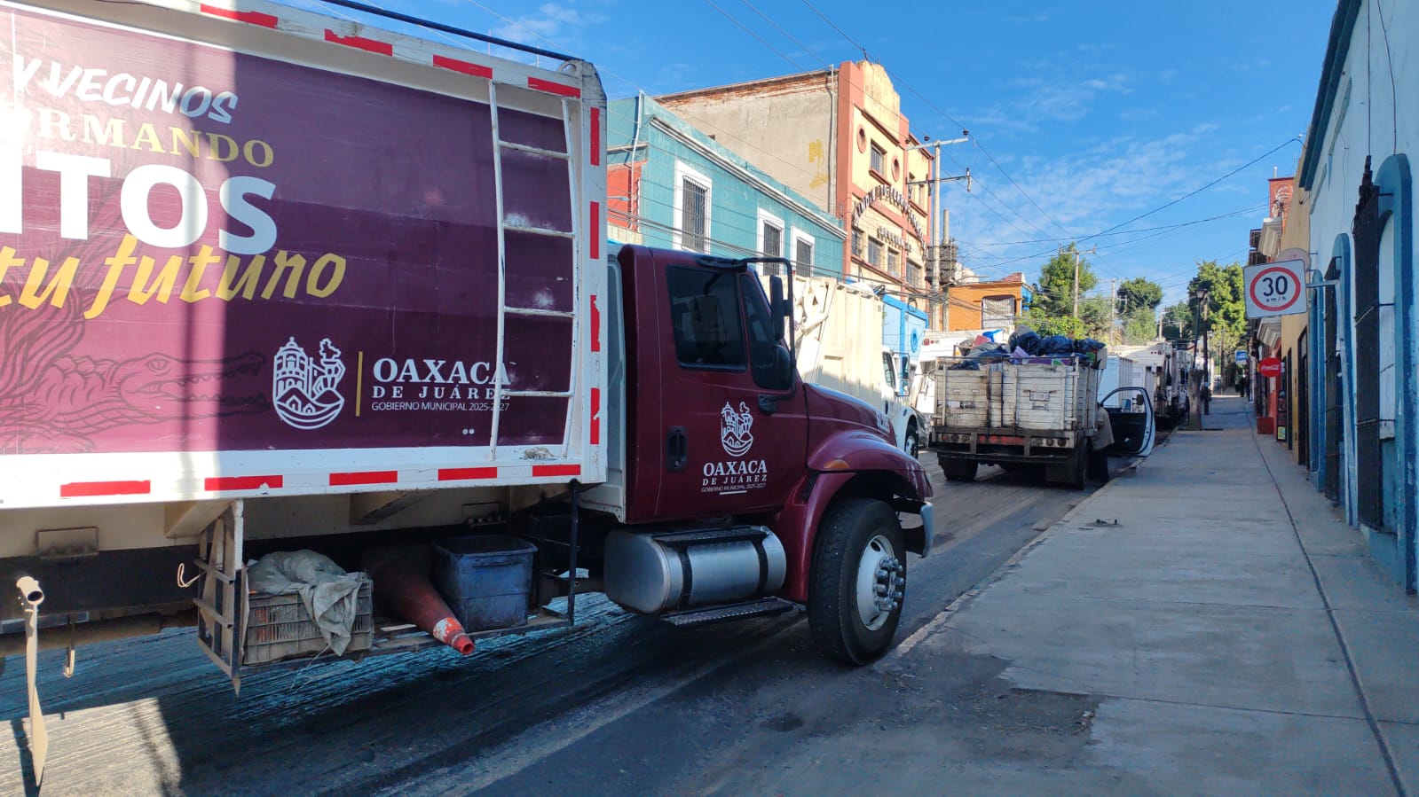 Camiones de basura bloqueando calles.