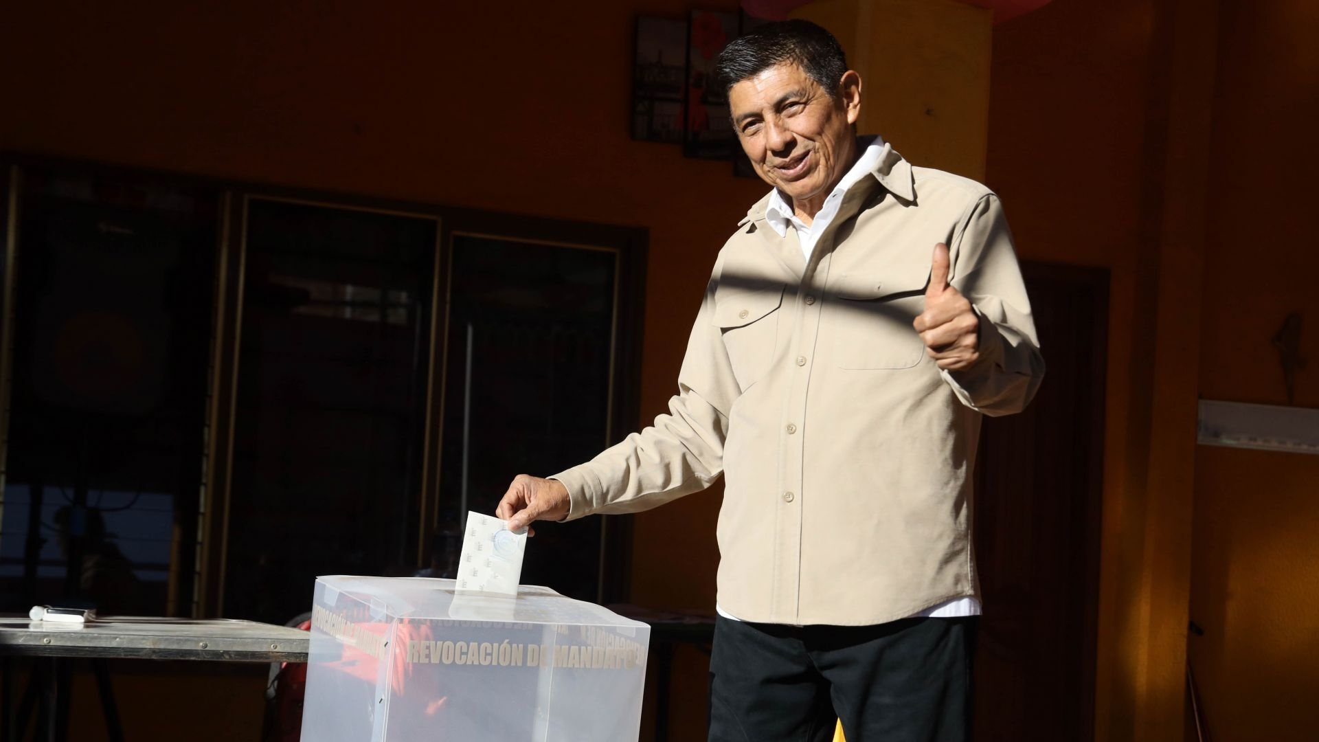 El gobernador de Oaxaca, Salomón Jara, emite su voto en la revocación de mandato.